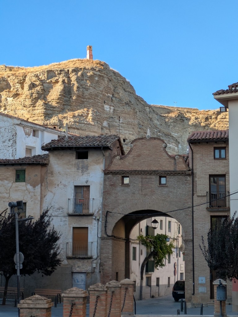 Foto: Puerta de Zaragoza bajo el peirón de San Vicente - Calatayud (Zaragoza), España