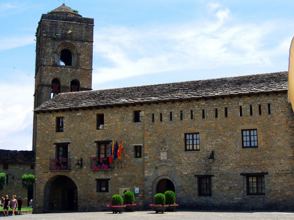 Foto: El Ayuntamiento y la Torre de Santa María - Ainsa (Huesca), España