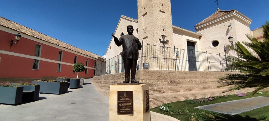 Foto: Estátua de José M. Rodriguez Olivares- El Mani- - Gines (Sevilla), España