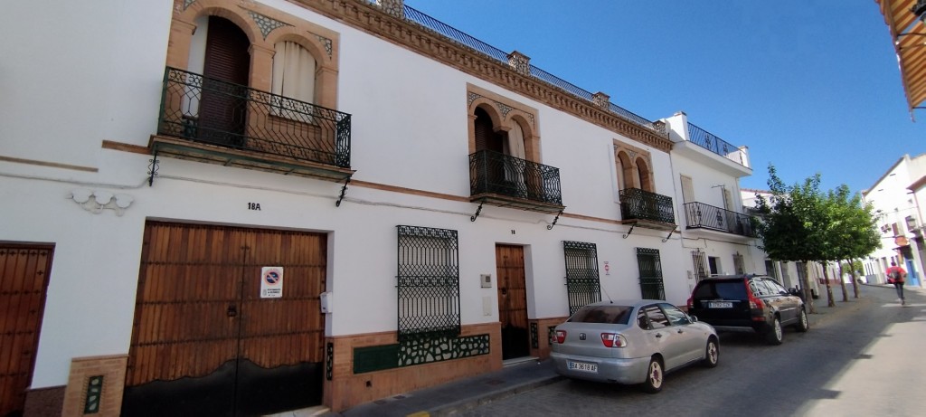 Foto: Bonitos balcones en Calle Constitución - Olivares (Sevilla), España