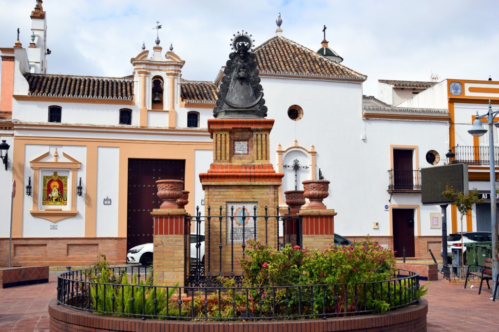 Foto: Monumento a la Virgen del Rocio - Benacazón (Sevilla), España