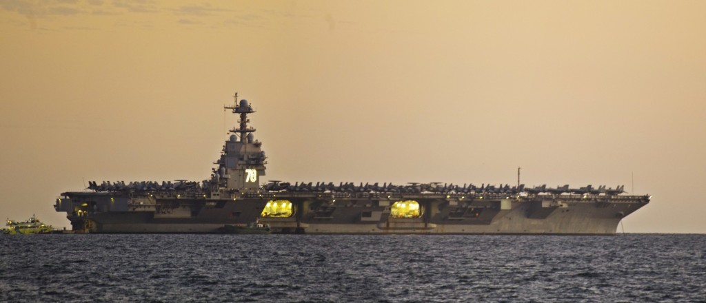 Foto: El portaaviones USS Gerald R. Ford (CVN-78), al atardecer - Palma (Illes Balears), España