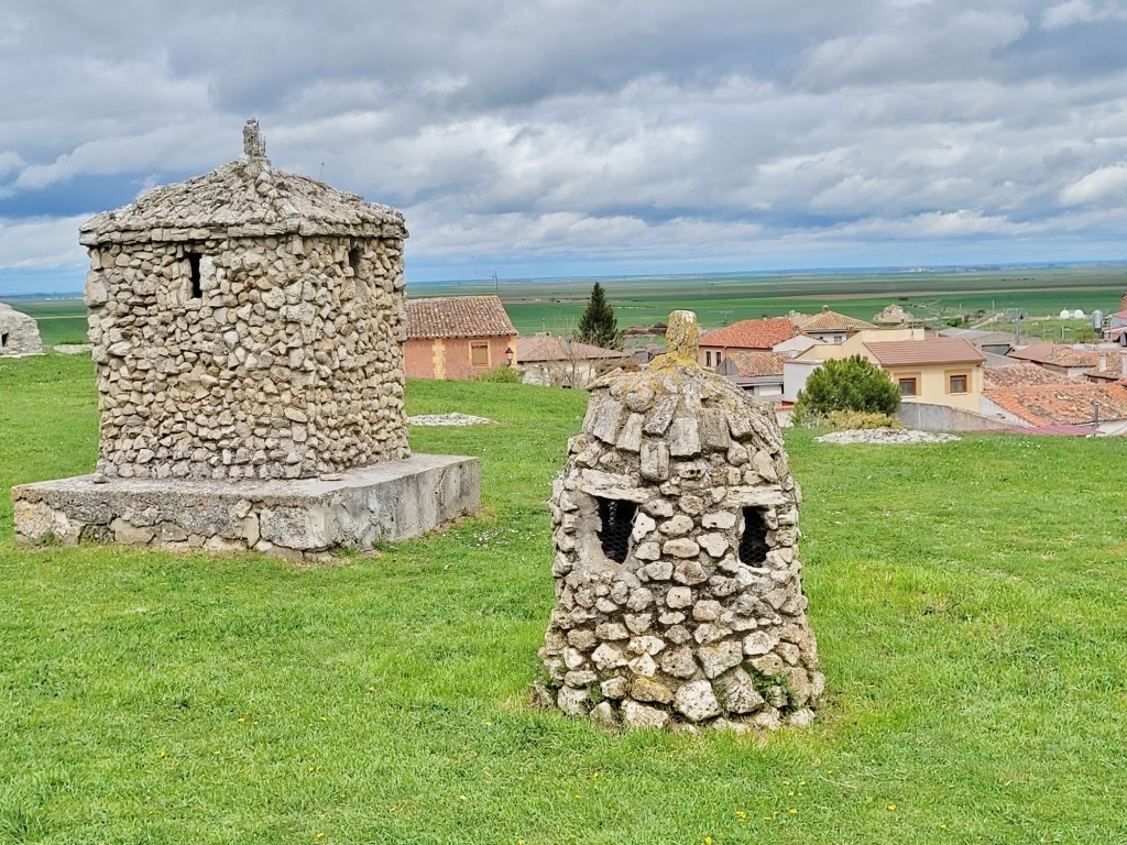 Foto: Chimeneas de bodegas - Ampudia (Palencia), España