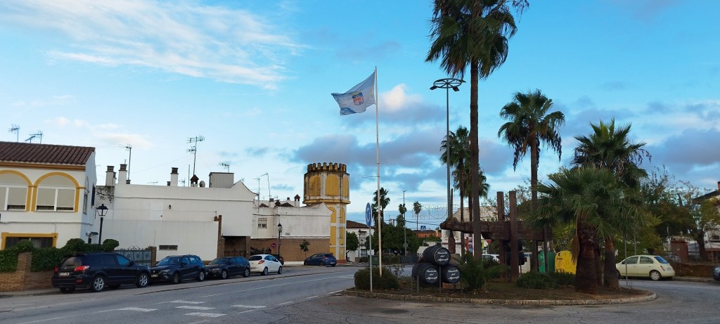 Foto: Bandera y Escudo de la Localidad - Villanueva del Ariscal (Sevilla), España