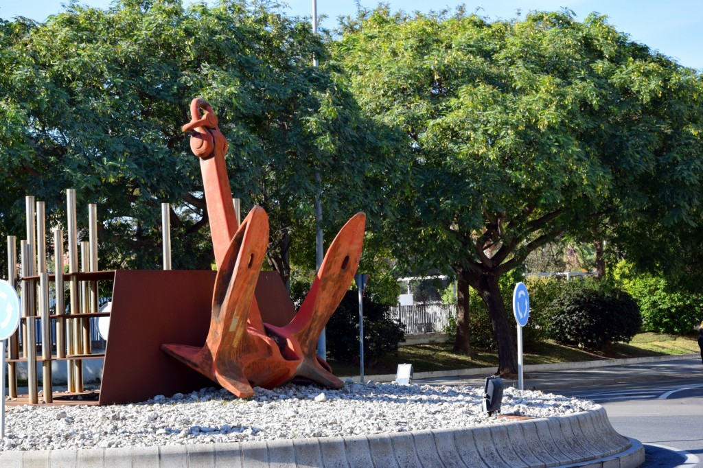 Foto: Rotonda, conjunto escultórico de Antoni Gabarre, los Puntales dan nombre al barrio y el ancla es del Buque Aragón - Cádiz (Andalucía), España