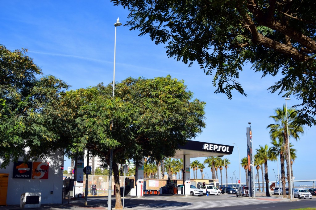 Foto: Estación de servicio y el Vigía en la farola - Cádiz (Andalucía), España