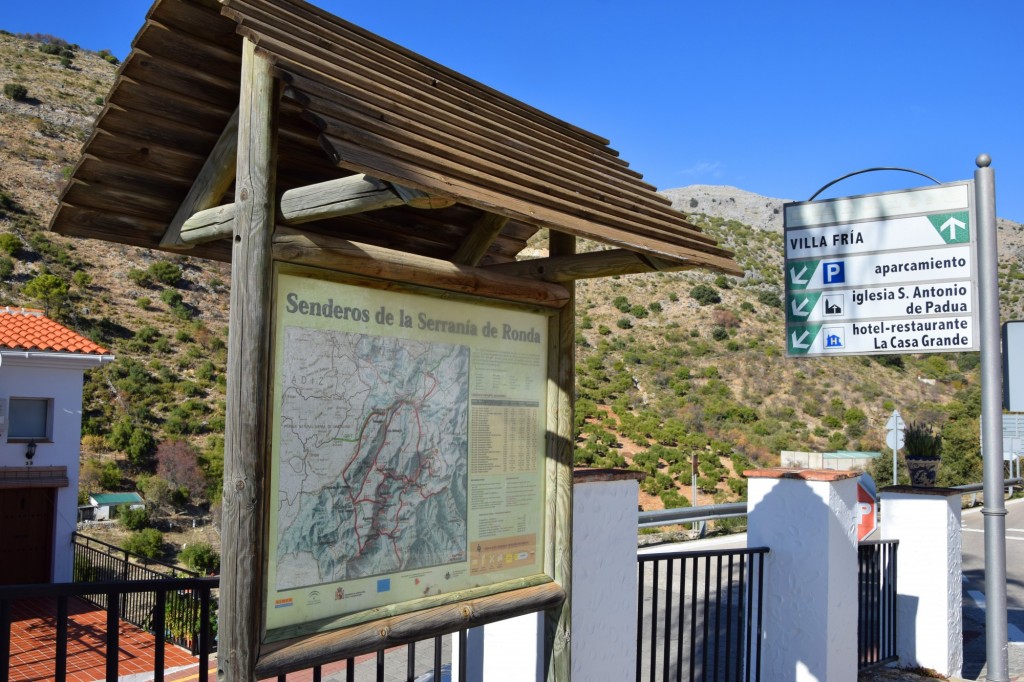 Foto: Panel informativo de los diferentes sendero de la zona - Alpandeire (Málaga), España