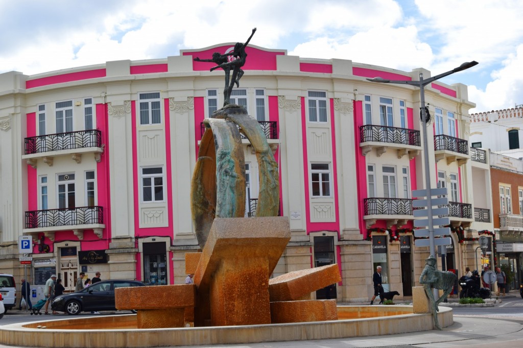 Foto: Rotonda Gente Feliz Dançando - Loulé (Faro), Portugal