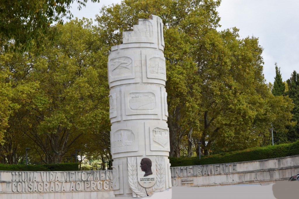 Foto: Ao Engenheiro Duarte Pacheco Ministro das Obras Públicas - Loulé (Faro), Portugal
