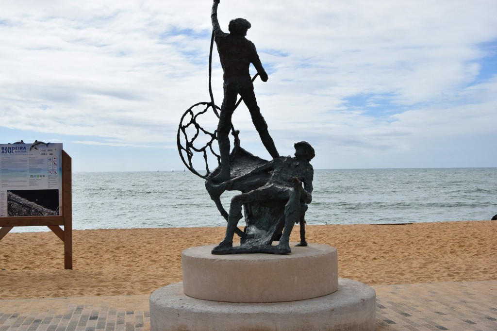Foto: The Fisherman Sculpture - Quarteira (Faro), Portugal
