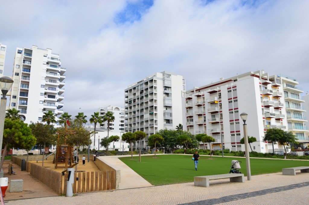Foto: Rua dos Bombeiros - Quarteira (Faro), Portugal