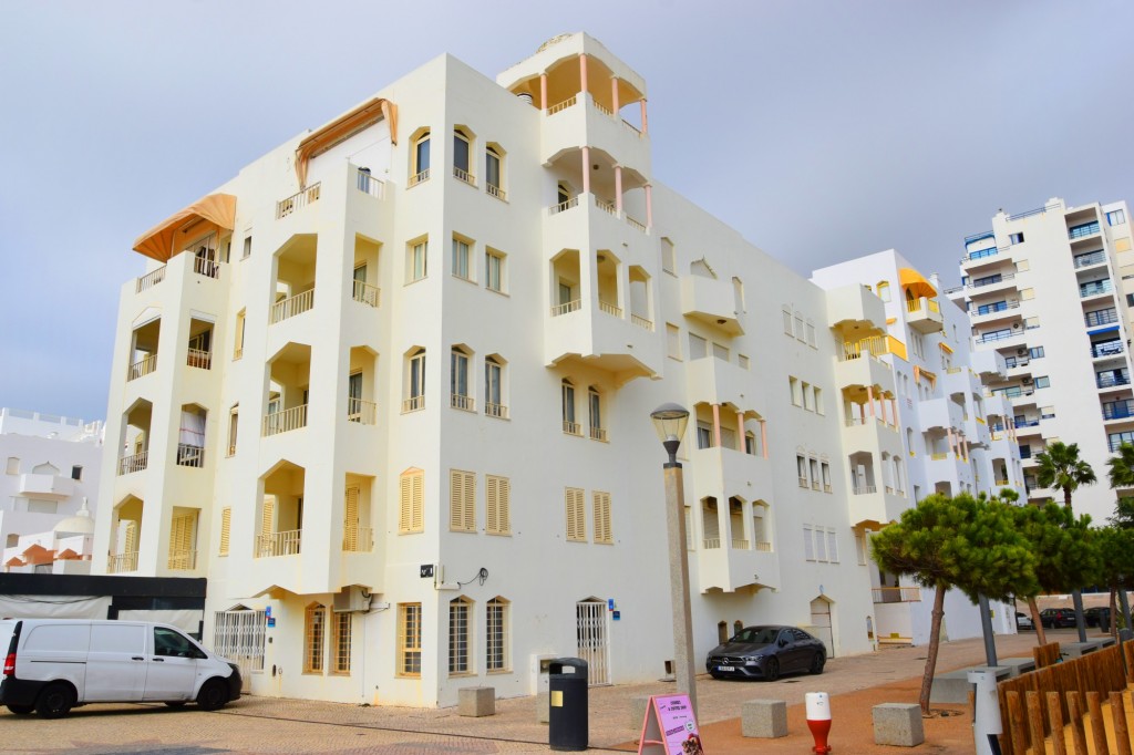 Foto: Edificios de Rua do Nascente - Quarteira (Faro), Portugal