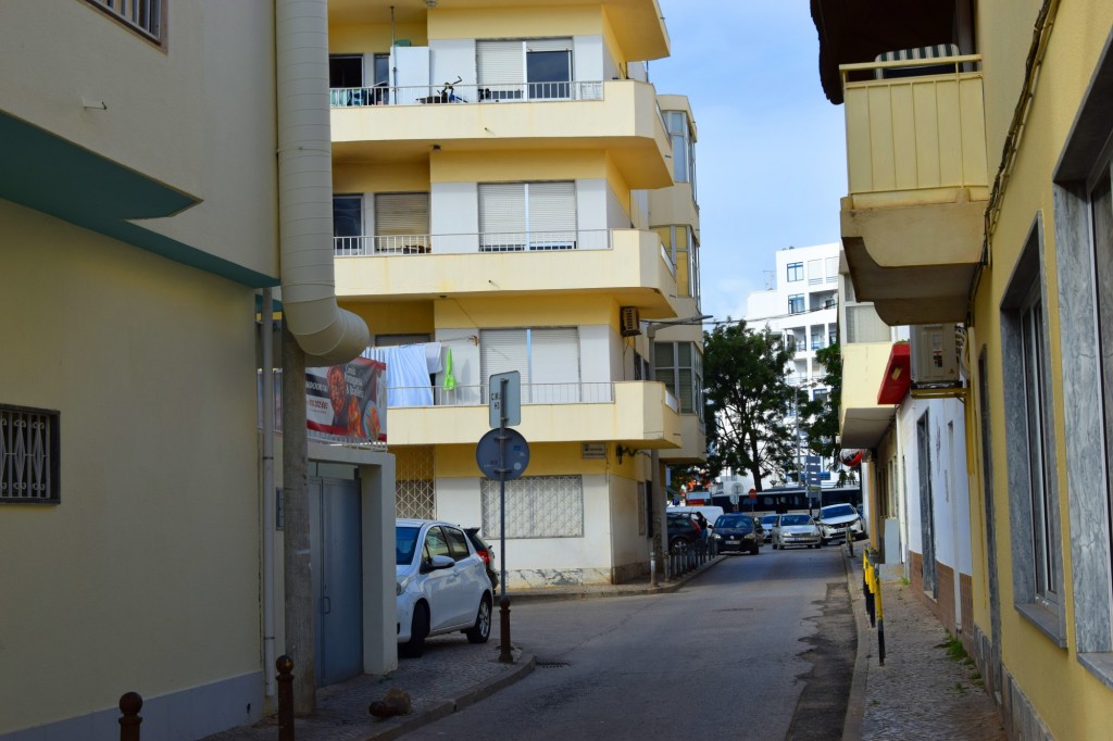 Foto: Rúa Dona Francisca de Aragâo - Quarteira (Faro), Portugal