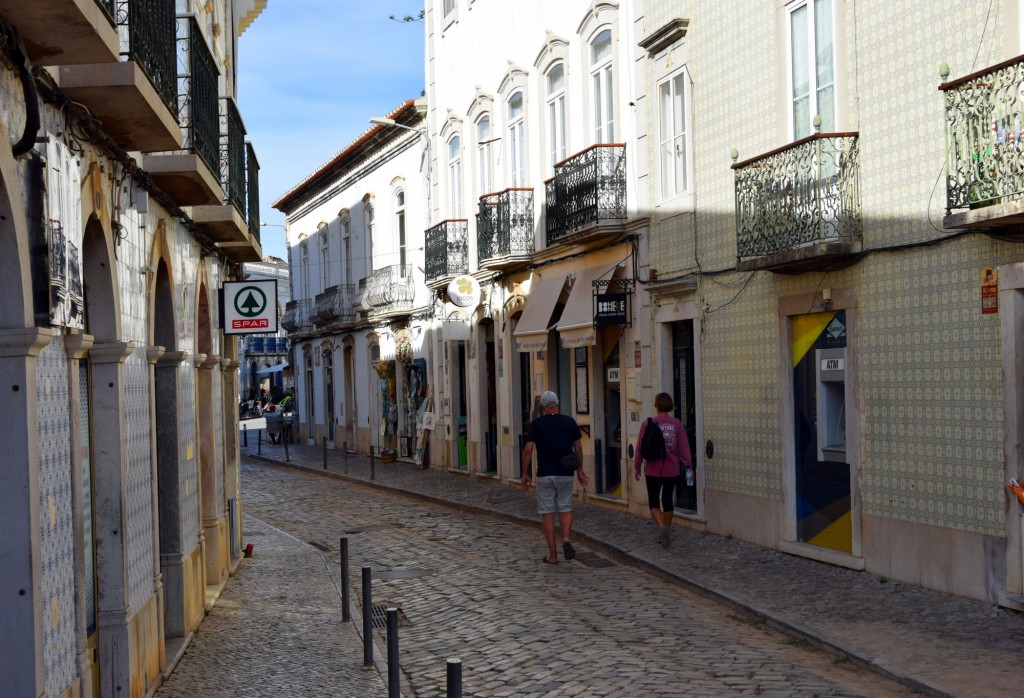 Foto: Rua 5 de Outubro - Tavira (Faro), Portugal