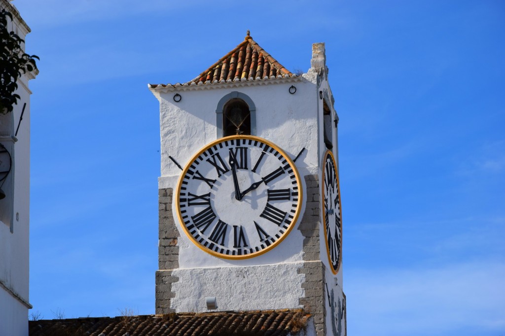 Foto: Reloj de  Igreja de Santa María do Castelo - Tavira (Faro), Portugal