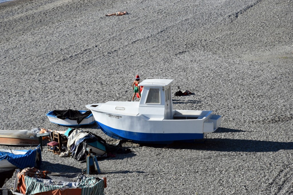 Foto: Las redes y los botes barados esperando - Almuñecar (Granada), España