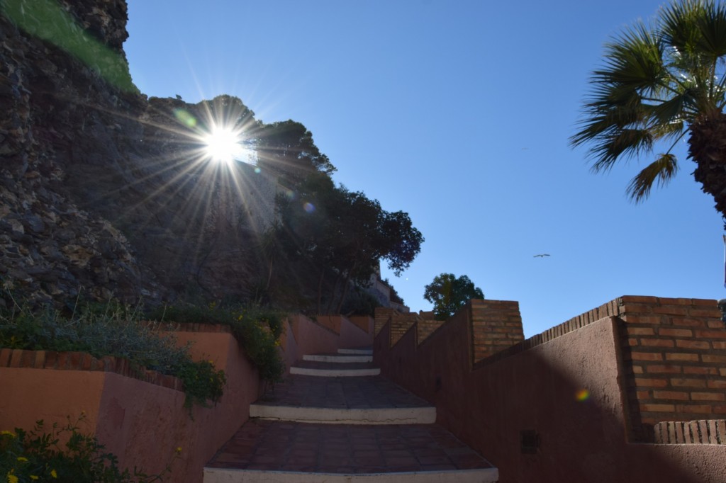 Foto: Contraluz en la empinada subida - Almuñecar (Granada), España