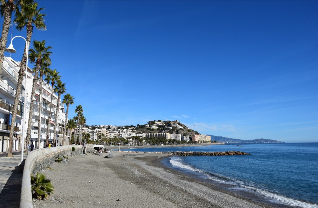 Foto: Al fondo Punta Velilla - Almuñecar (Granada), España