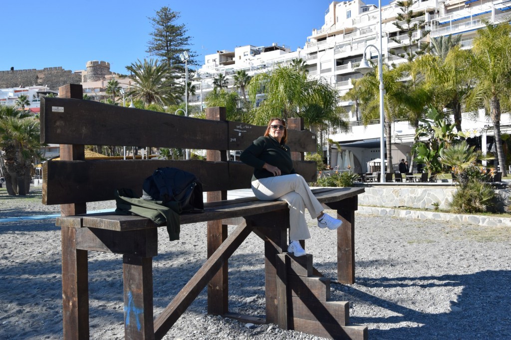 Foto: Banco con escalera para poder sentarte - Almuñecar (Granada), España