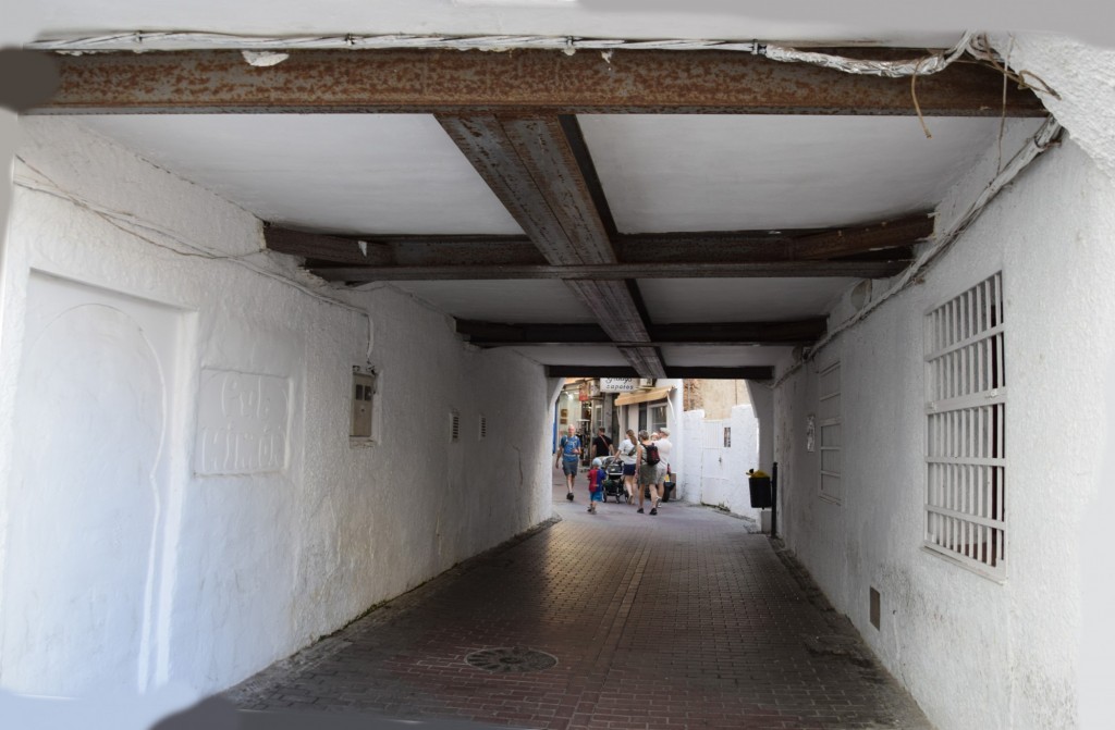 Foto: Pasadizo a la Plaza Kelibia - Almuñecar (Granada), España