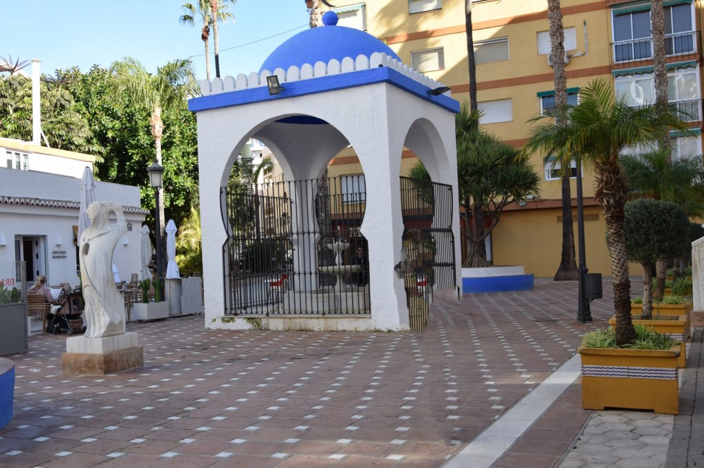 Foto: Estátuas rodeando la Plaza - Almuñecar (Granada), España