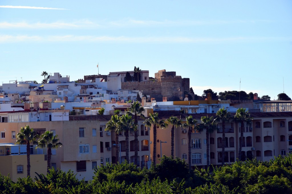 Foto: Edificios de la Calle Guadix y el Castillo detrás - Almuñecar (Granada), España