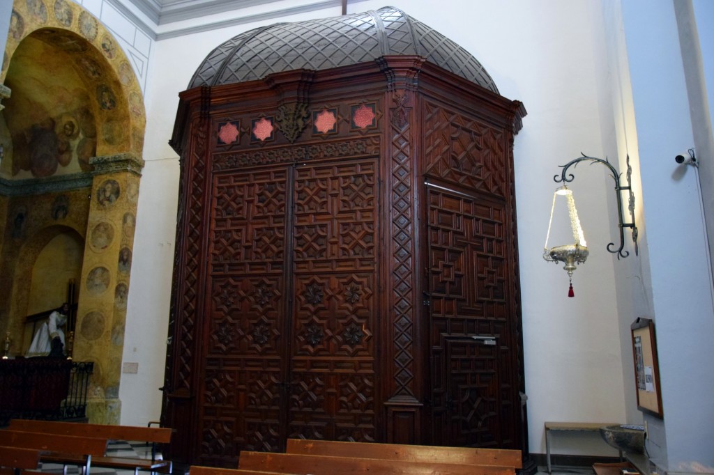 Foto: Puerta en madera labrada - Almuñecar (Granada), España