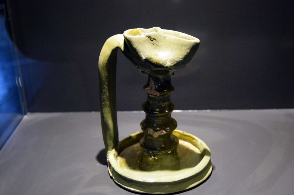 Foto: Candil de pié alto vidriado en verde S.XVI d.C - Almuñecar (Granada), España