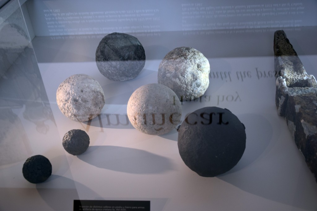 Foto: Munición de diferentes calibres en piedra y hierro S.XVI - Almuñecar (Granada), España