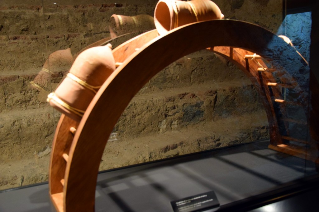 Foto: Canguilones de la noria que abastecián los baños o las casas nazarí S.XIV - Almuñecar (Granada), España