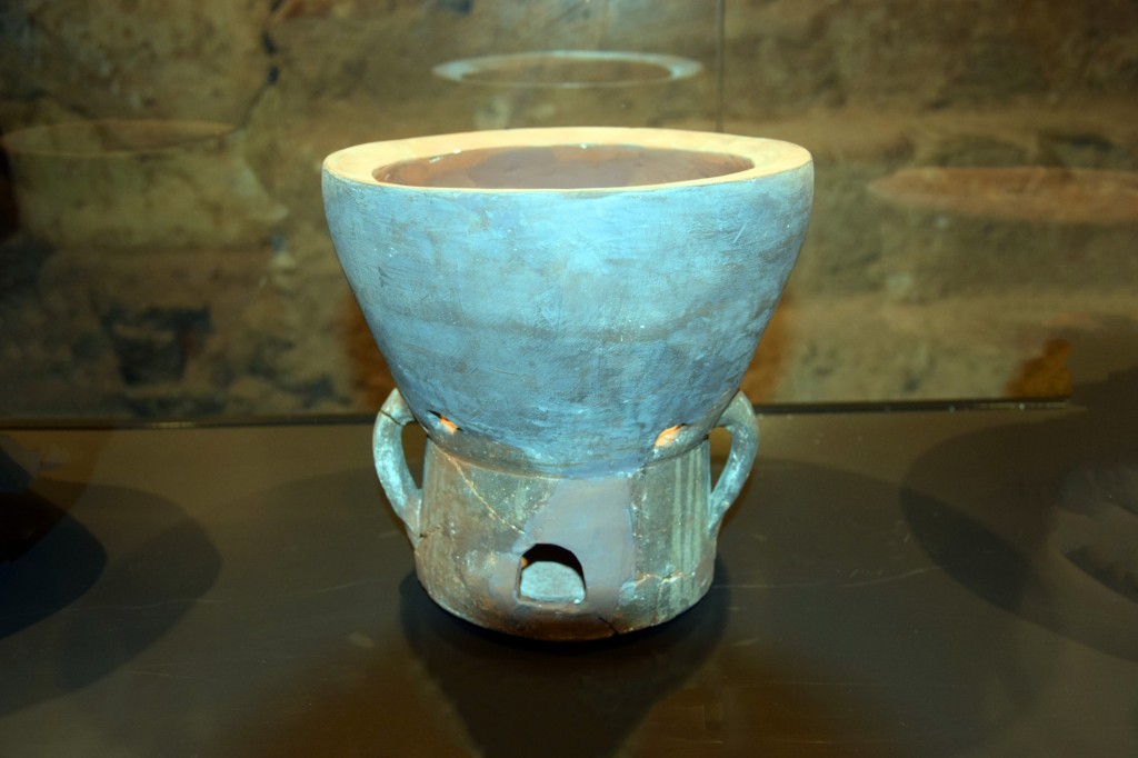 Foto: Anafre u hornillo portátil islámico S.Xii - Almuñecar (Granada), España