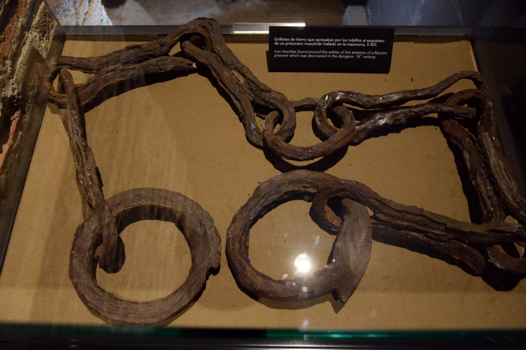 Foto: Grilletes de hierro que apresaban los tobillos de un esqueleta musulmán hallado en la mazmorra S.XVI - Almuñecar (Granada), España