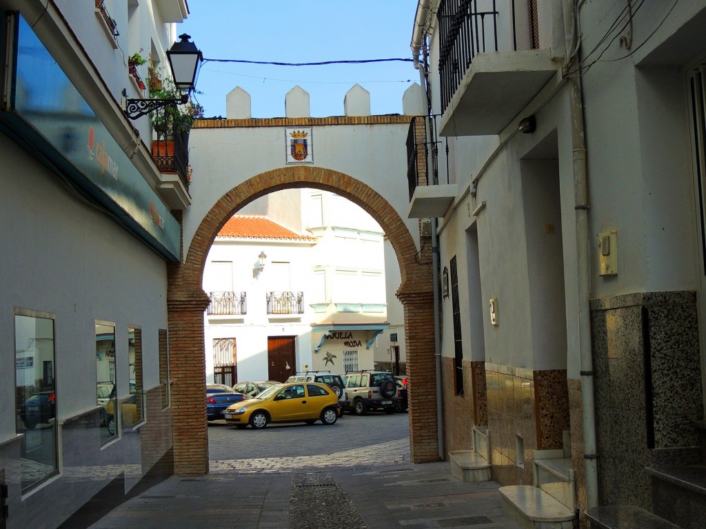 Foto: Calle Iglesia - Alozaina (Málaga), España