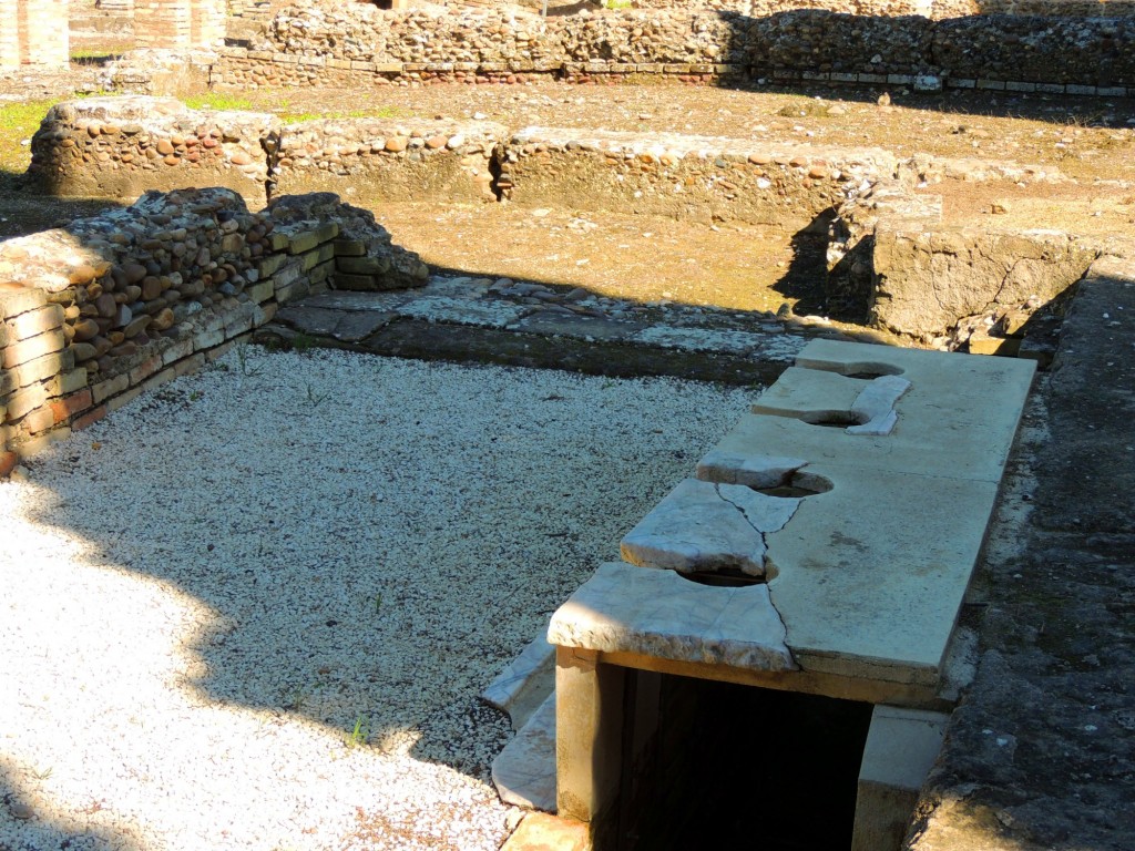 Foto: Letrina colectiva. Conjunto Arqueológico de ITALICA - Santiponce (Sevilla), España