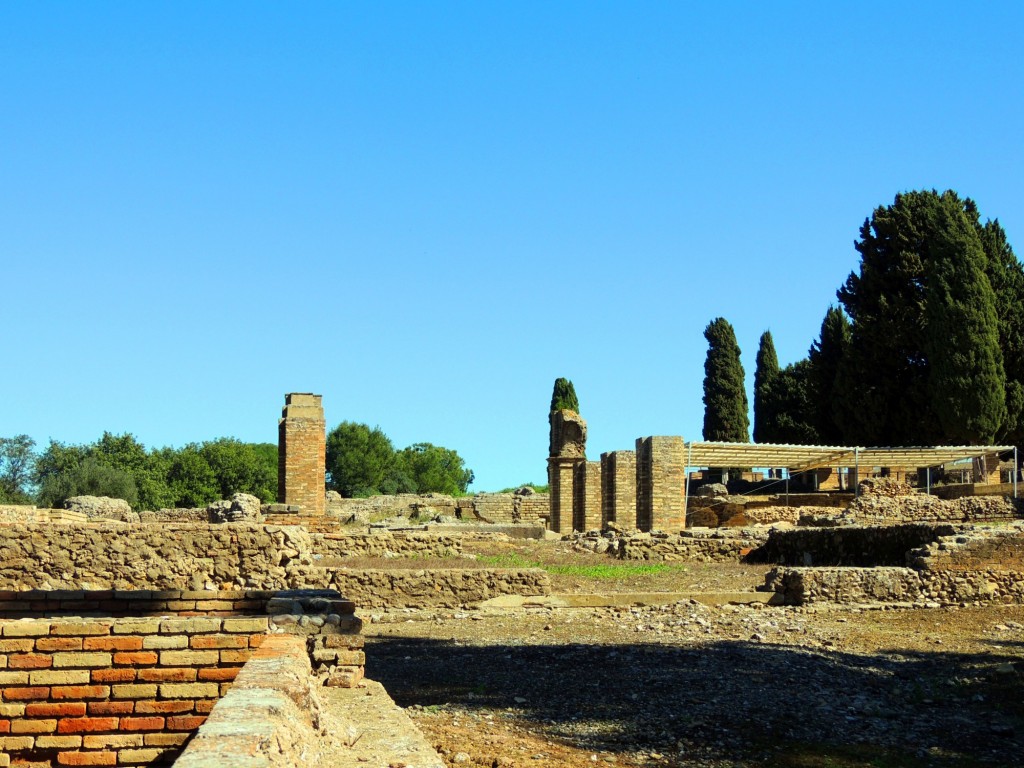 Foto: Edificio de la Exedra. Conjunto Arqueológico de ITALICA - Santiponce (Sevilla), España