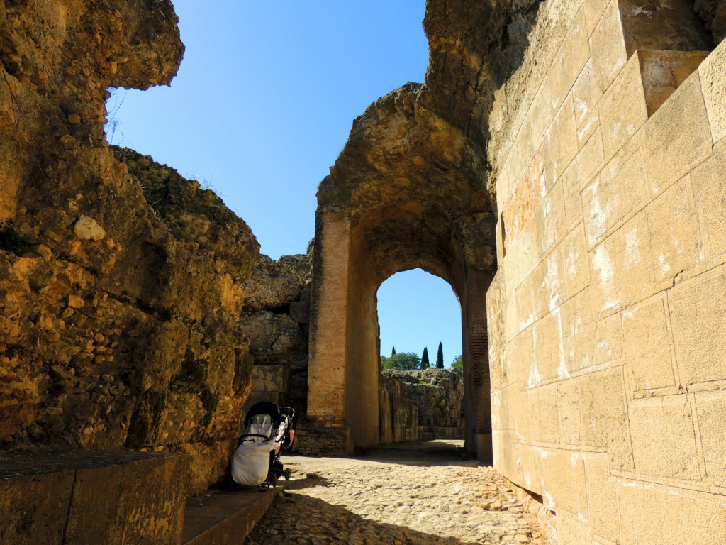 Foto: Acceso a Ima Cavea. Conjunto Arqueológico de ITALICA - Santiponce (Sevilla), España