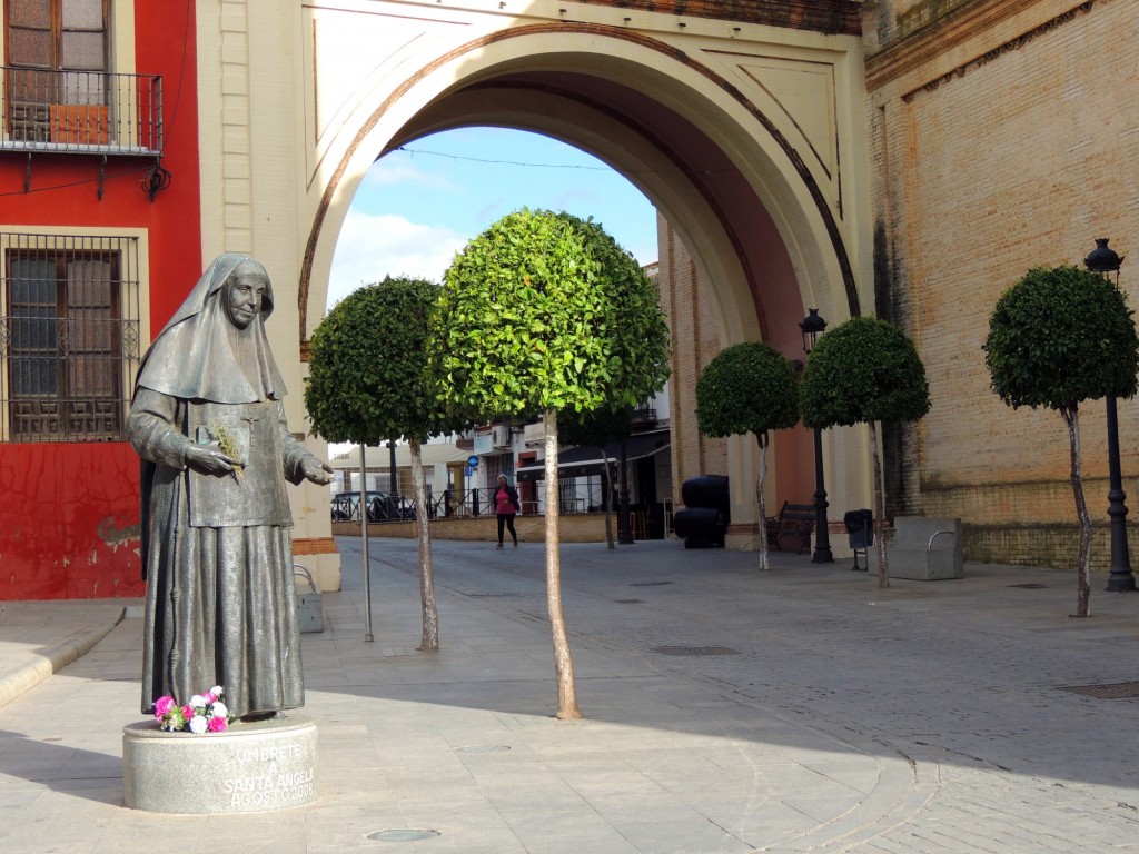 Foto: Santa Angela y el Arco - Umbrete (Sevilla), España