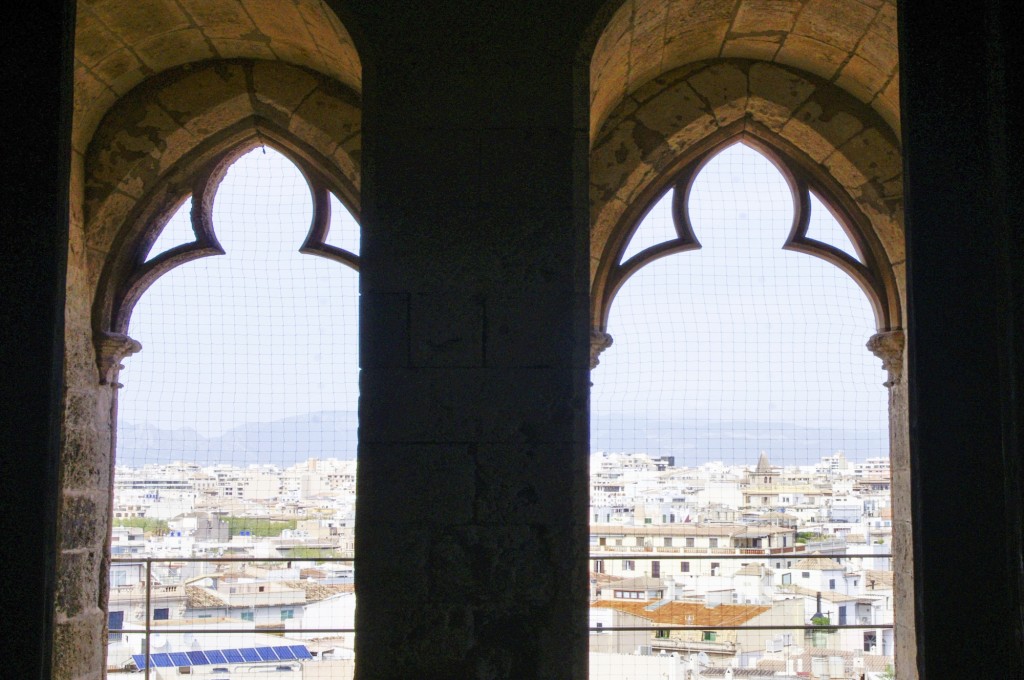 Foto: Atraves de los ventanales - Palma de Mallorca (Illes Balears), España