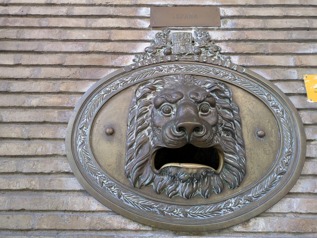 Foto: Buzón en la oficina principal de Correos - Zaragoza (Aragón), España