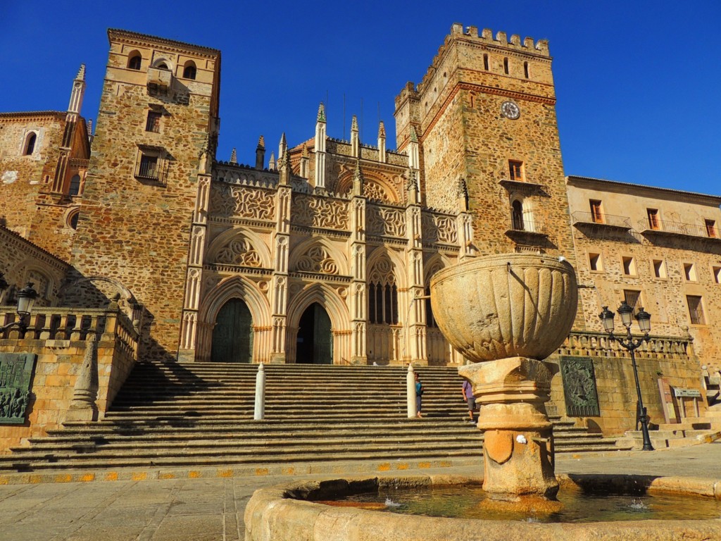 Foto: Plaza de Santa María de Guadalupe - Guadalupe (Cáceres), España