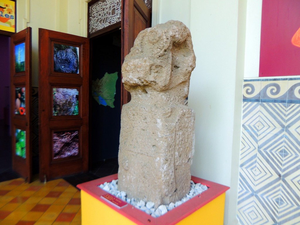 Foto: Escultura de Guerrero con pectoral de Chontales - Managua, Nicaragua