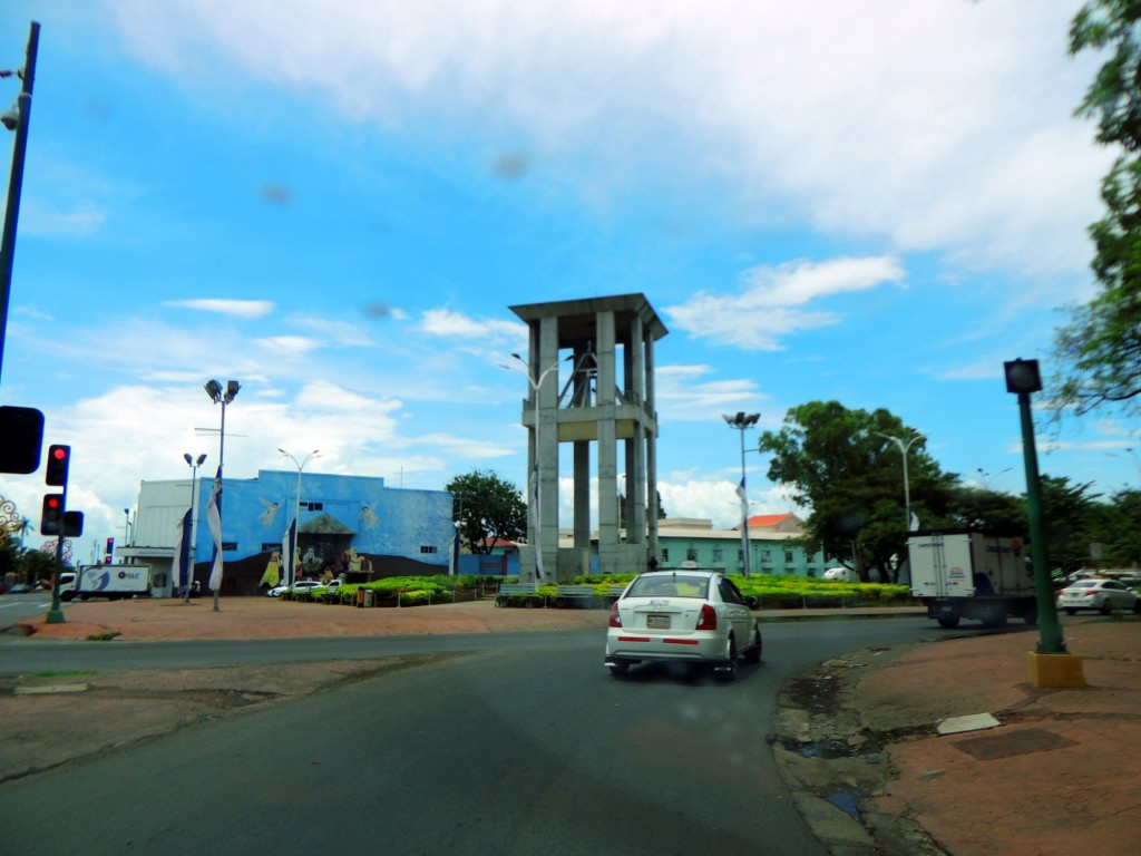 Foto: Avenida Bolivar con Dupla Norte, camino hacia el Museo Nacional - Managua, Nicaragua