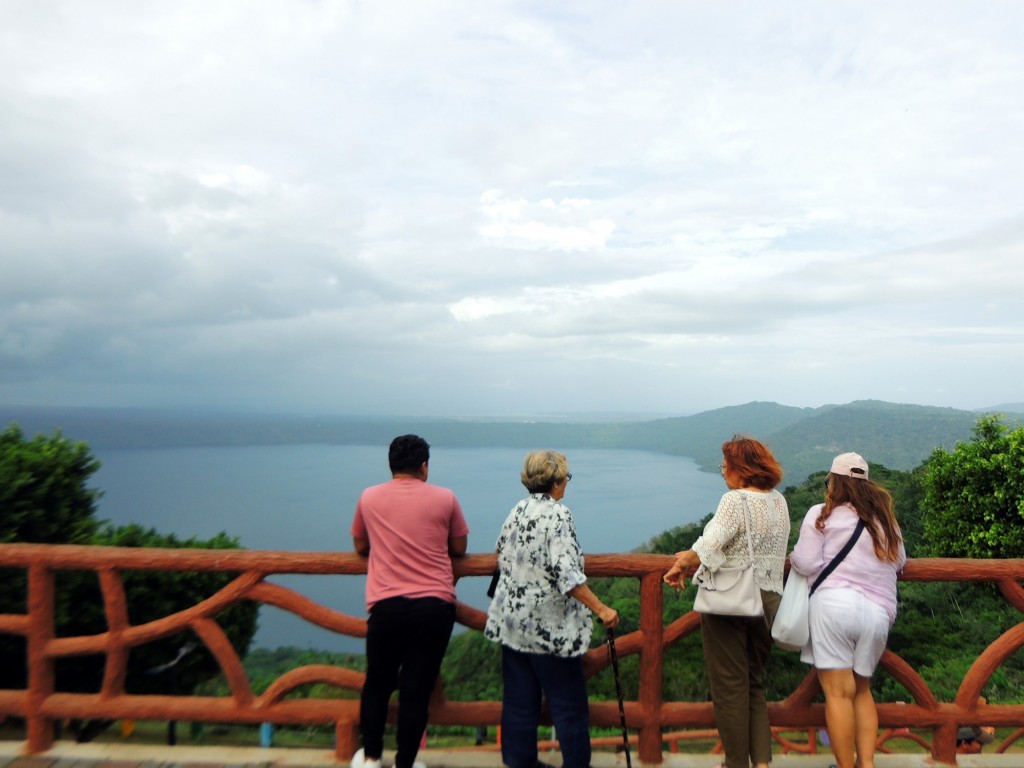 Foto: Turístas contemplando la Laguna de Apoyo - Catarina (Masaya), Nicaragua