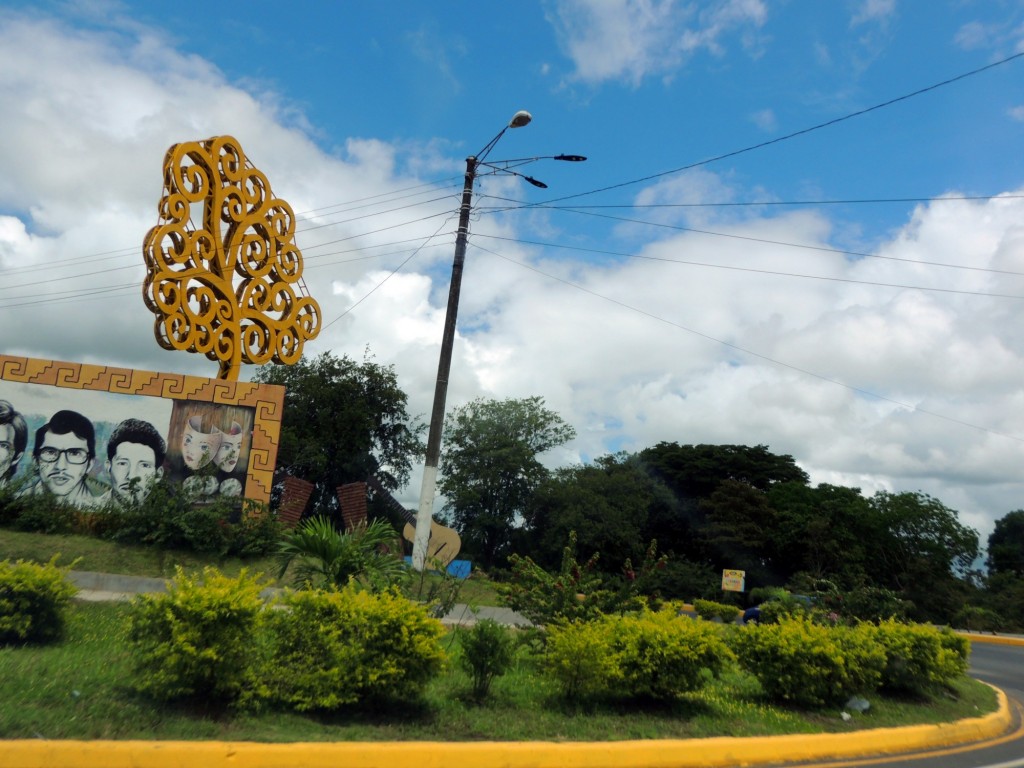 Foto: Rotonda en Carretera Real de Monimbo - Catarina (Masaya), Nicaragua