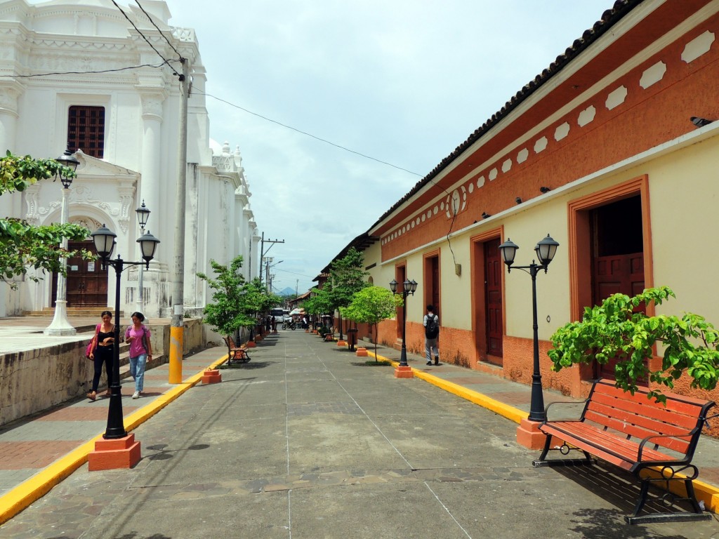 Foto: Paseo peatonal Los Poetas - León, Nicaragua