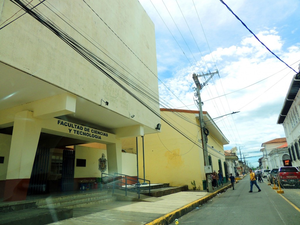 Foto: Facultad de Ciencias y Tecnologías en 1ª Av. NO - León, Nicaragua