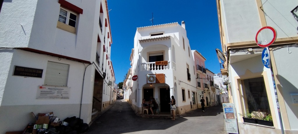 Foto: Rua Prof. Luis de Azevedo y Rua Gil Vicente - Lagos, Portugal