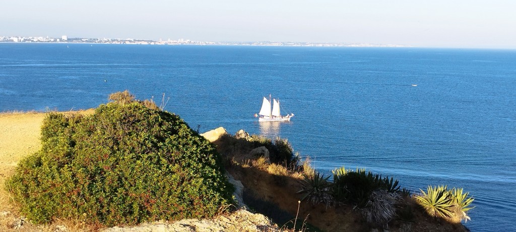 Foto: Velero surcando junto a los acantilados - Lagos, Portugal