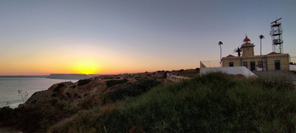 Foto: Anochece en el faro - Lagos, Portugal