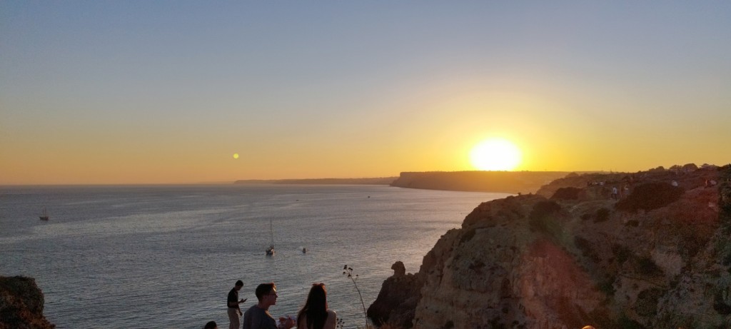 Foto: Viendo la puesta  de sol - Lagos, Portugal
